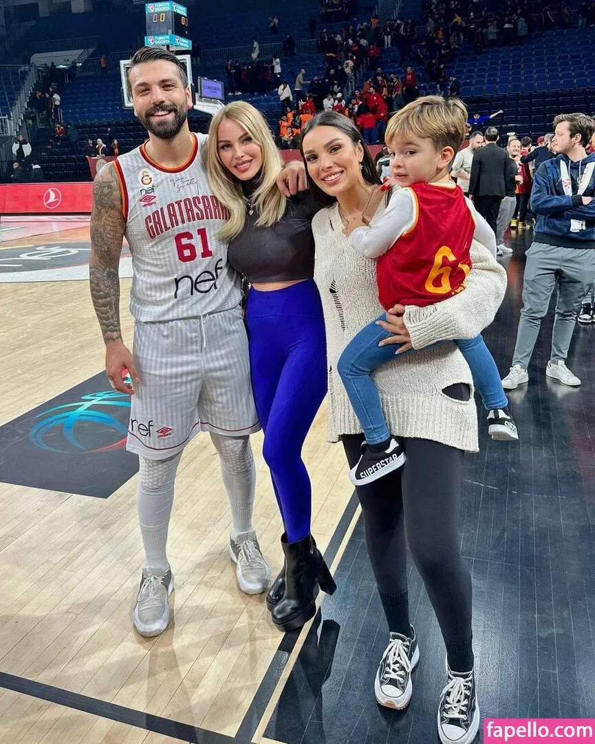 Hande Sarıoğlu Onlyfans Photo Gallery 