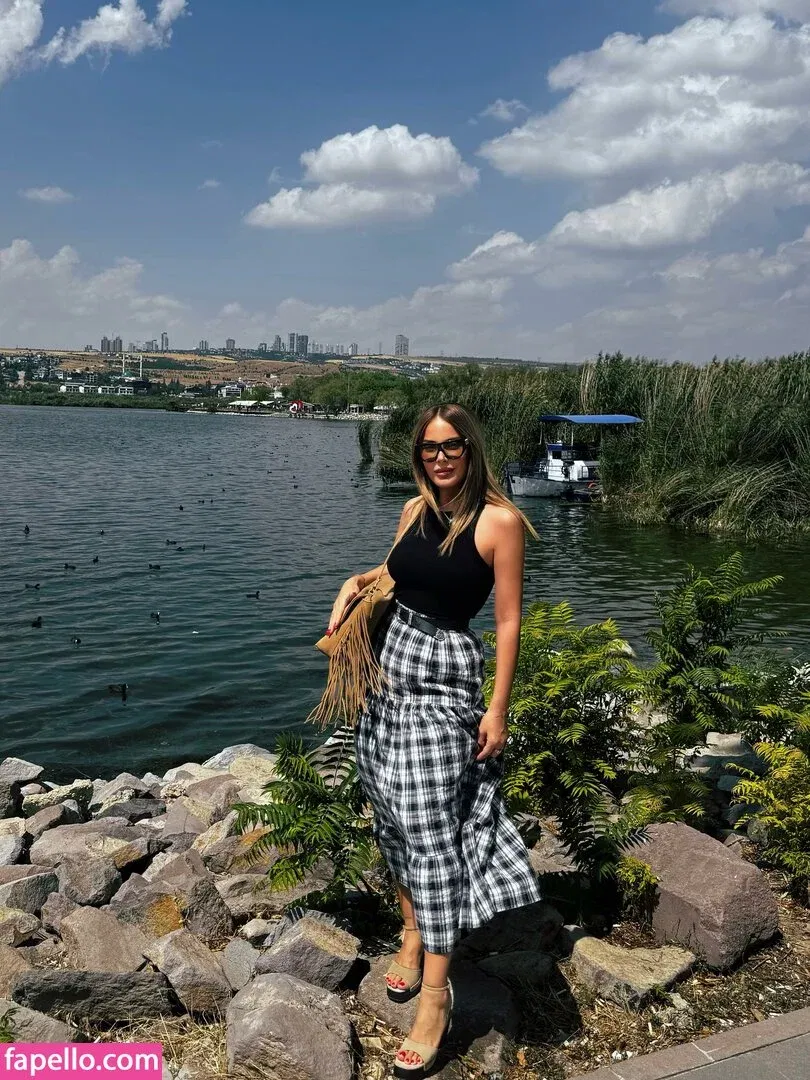 Hande Sarıoğlu Onlyfans Photo Gallery 