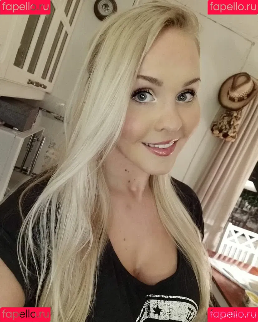 Emilia Linden Onlyfans Photo Gallery 