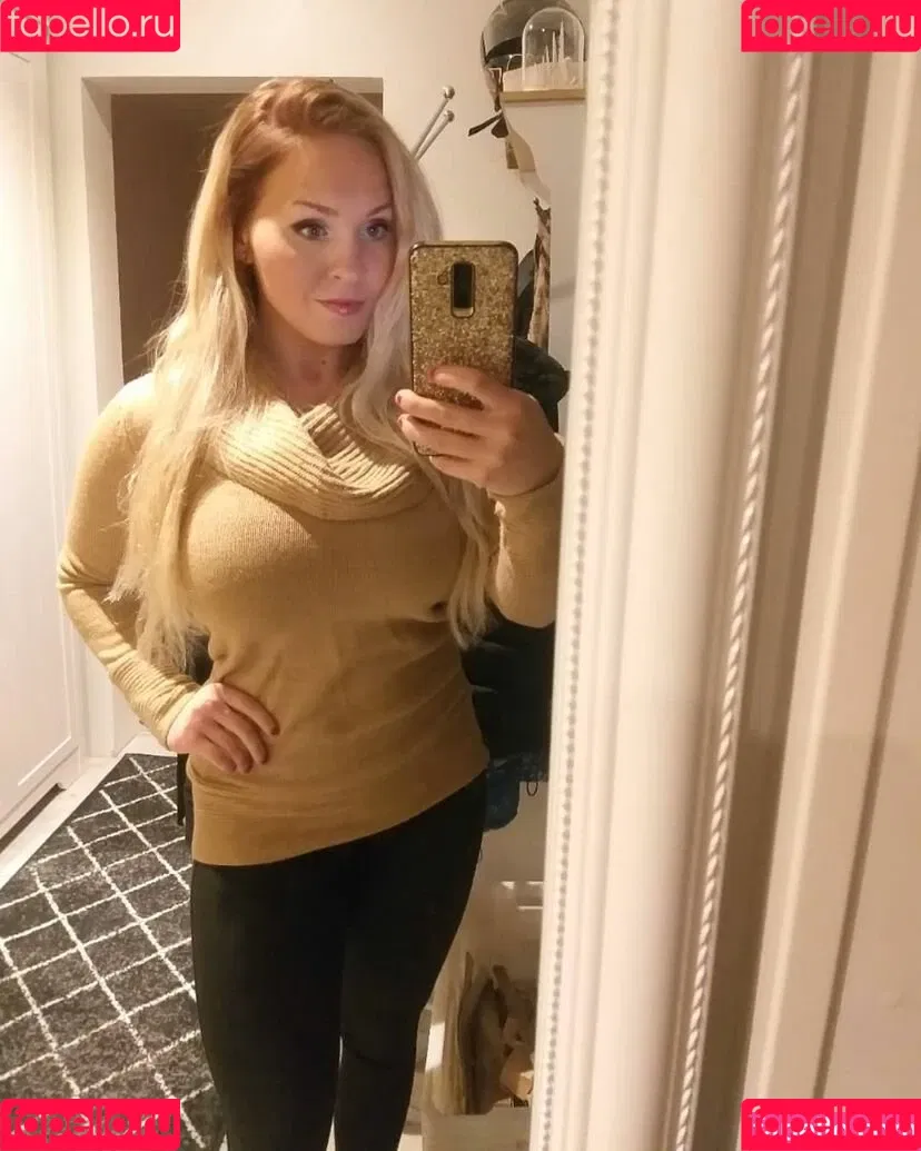 Emilia Linden Onlyfans Photo Gallery 
