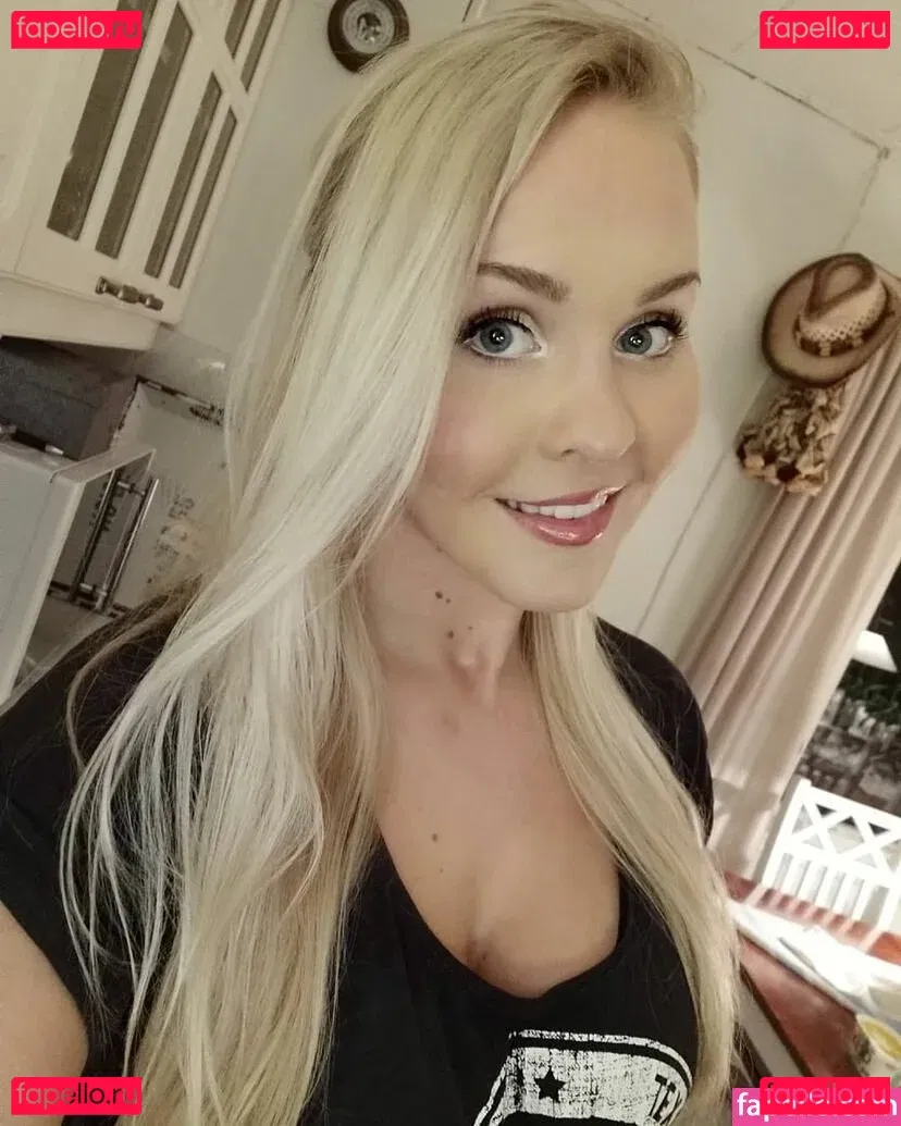 Emilia Linden Onlyfans Photo Gallery 