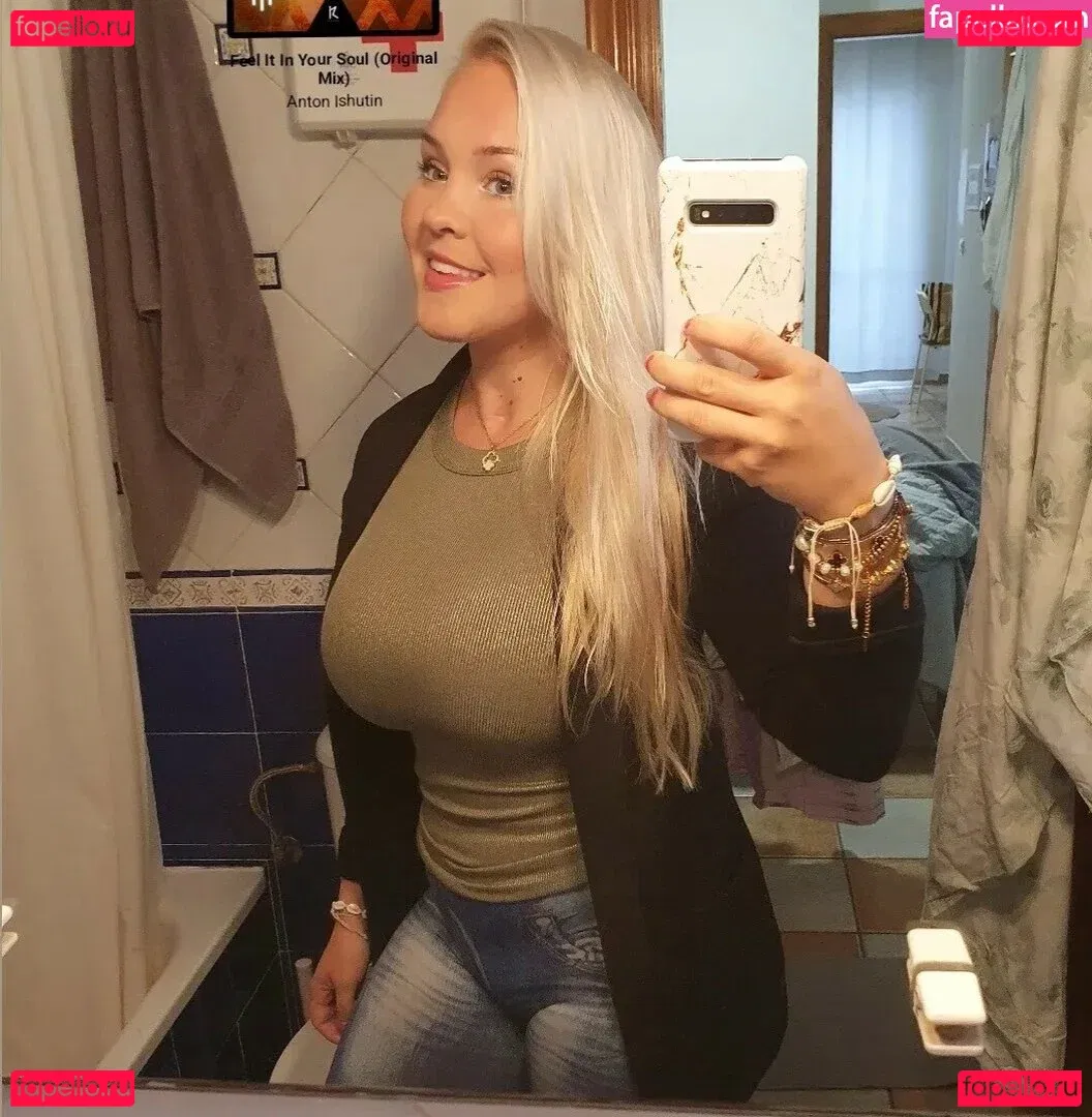 Emilia Linden Onlyfans Photo Gallery 