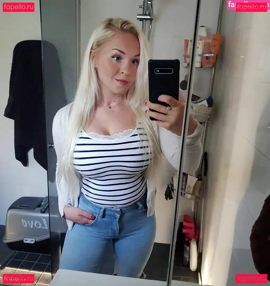 Emilia Linden Onlyfans Photo Gallery 