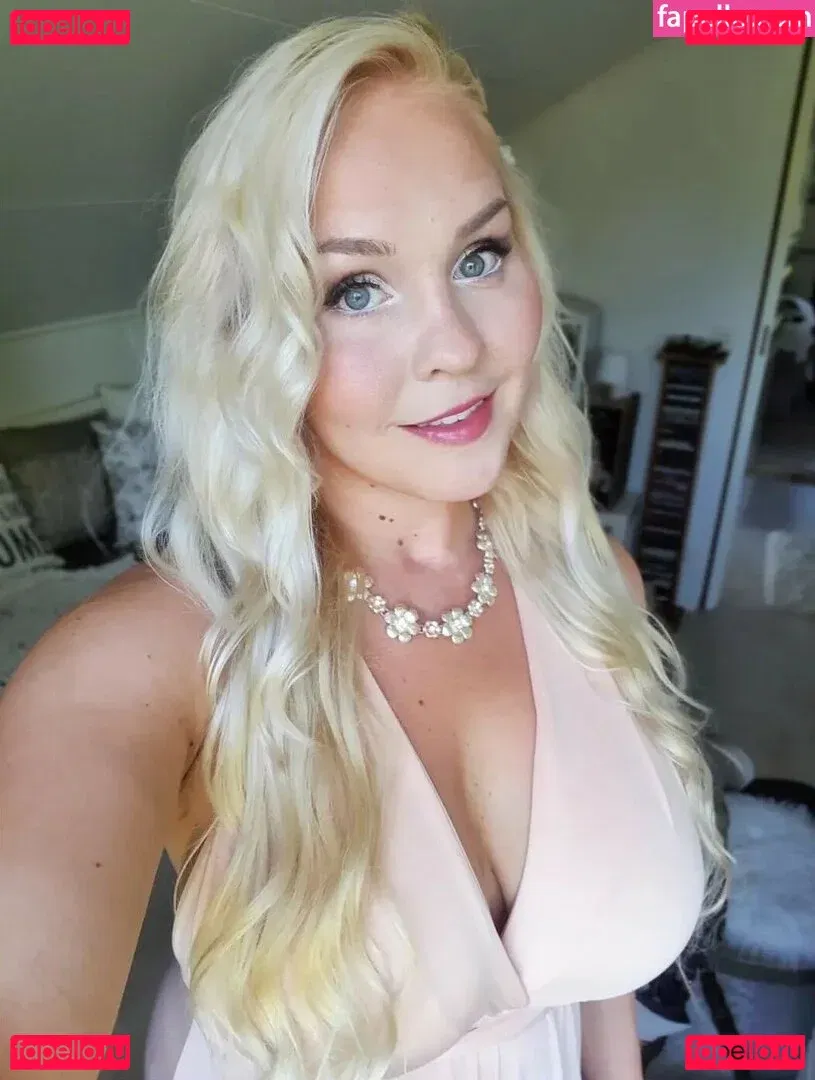 Emilia Linden Onlyfans Photo Gallery 