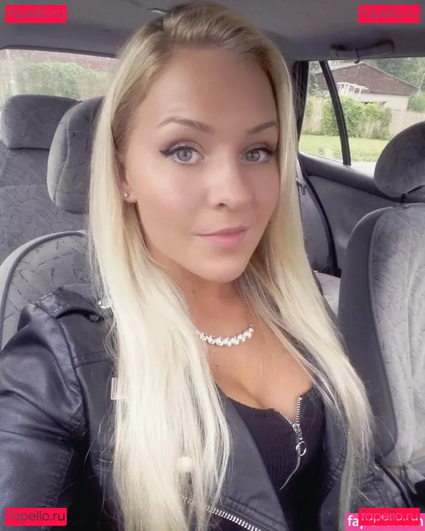 Emilia Linden Onlyfans Photo Gallery 