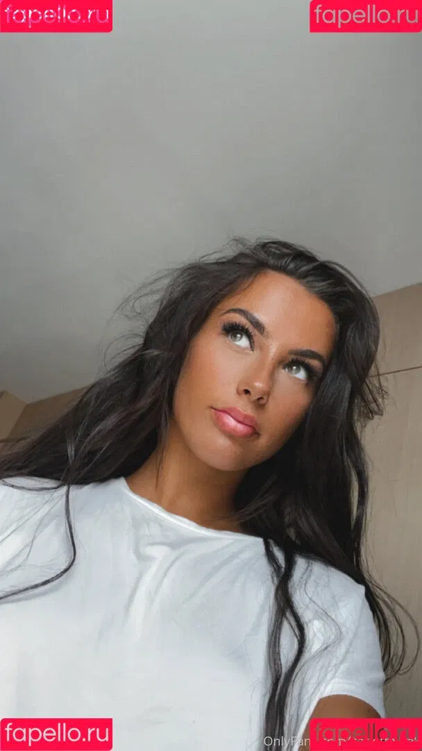 carlotta.bnk Onlyfans Photo Gallery 