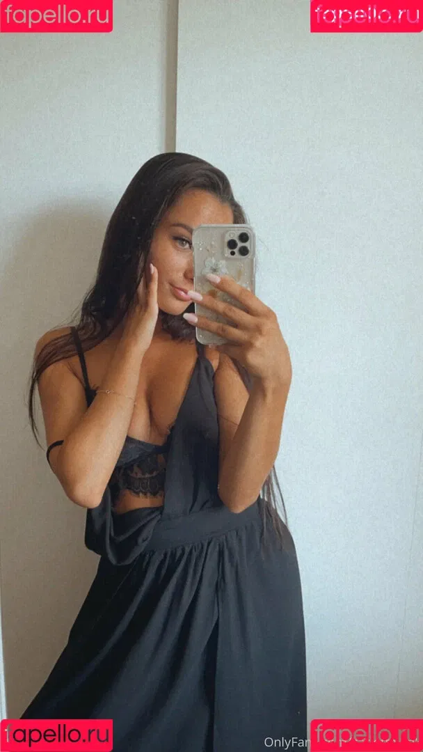 carlotta.bnk Onlyfans Photo Gallery 