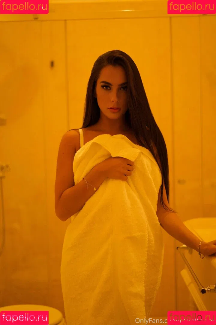 carlotta.bnk Onlyfans Photo Gallery 