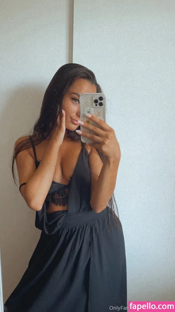 carlotta.bnk Onlyfans Photo Gallery 