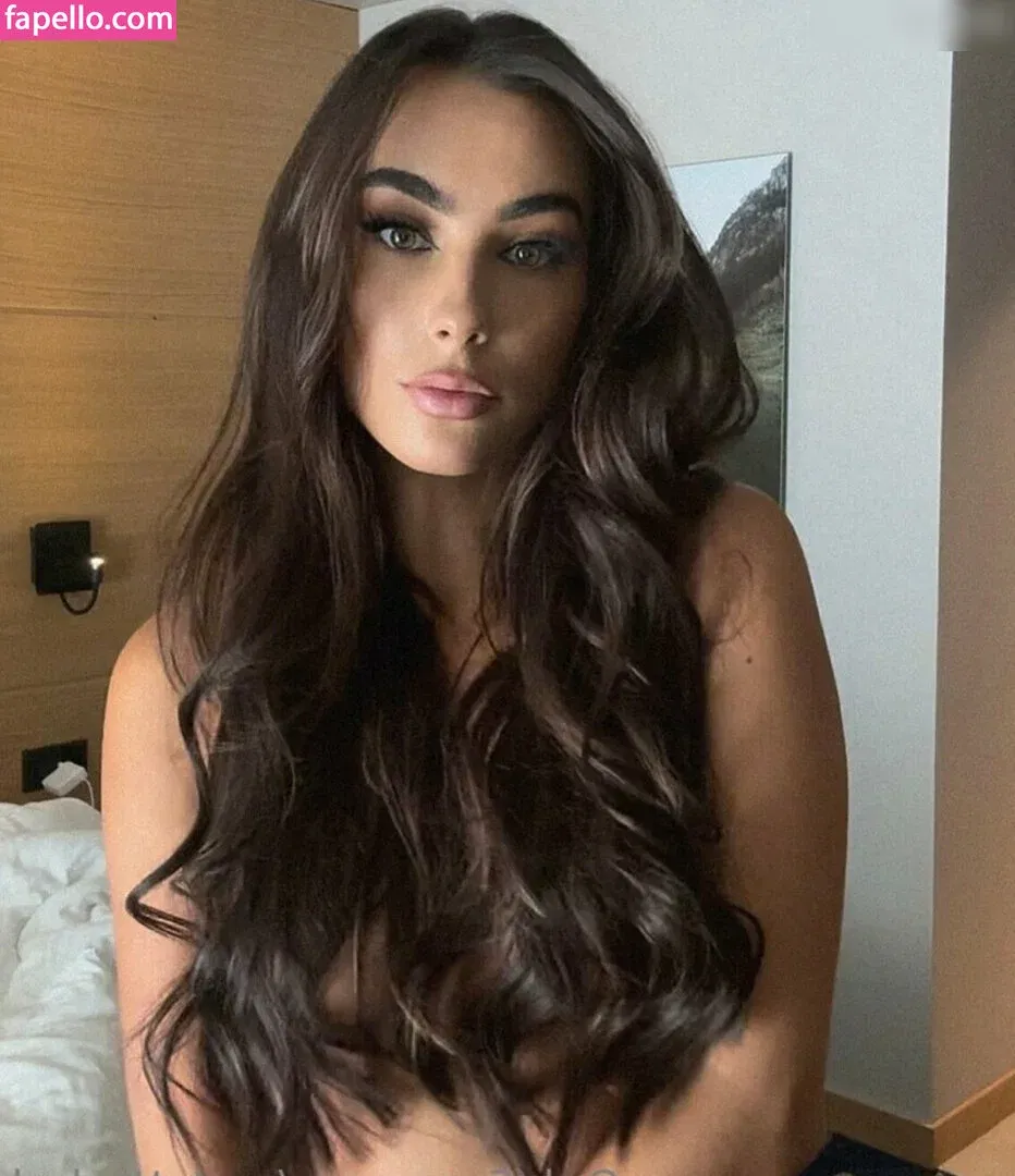 carlotta.bnk Onlyfans Photo Gallery 