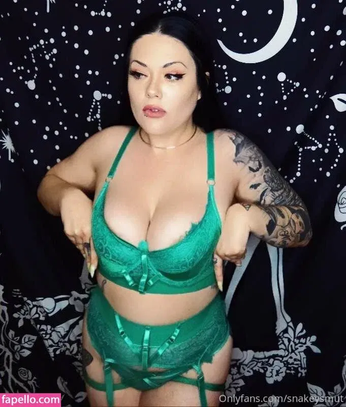 SnakeySmut / Victoria / https: / reel Onlyfans Photo Gallery 