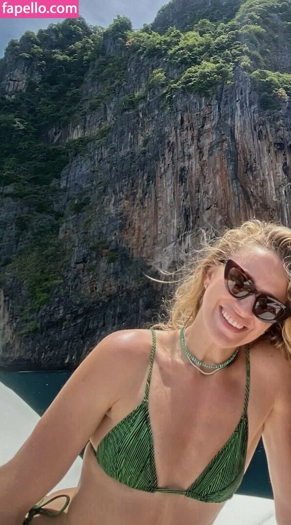 Shantel VanSanten / therealshantel Onlyfans Photo Gallery 