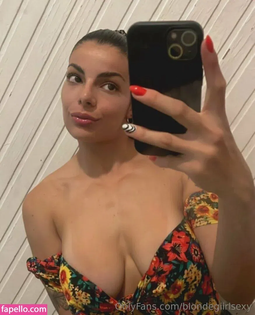 blondegiirlsexy / blondieegirls Onlyfans Photo Gallery 