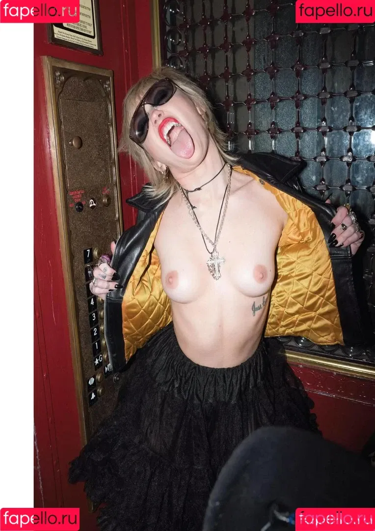 Miley Cyrus / MileyCyrus Onlyfans Photo Gallery 