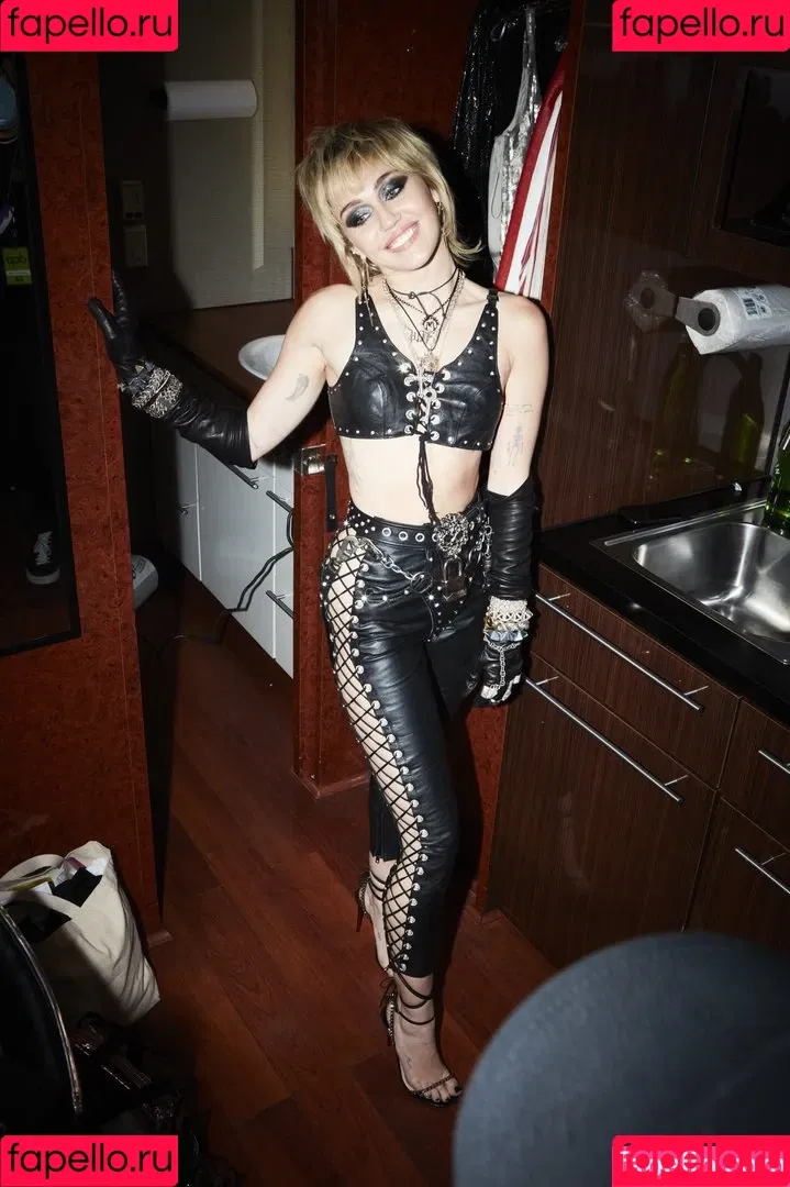 Miley Cyrus / MileyCyrus Onlyfans Photo Gallery 