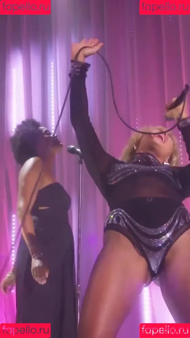 Miley Cyrus / MileyCyrus Onlyfans Photo Gallery 