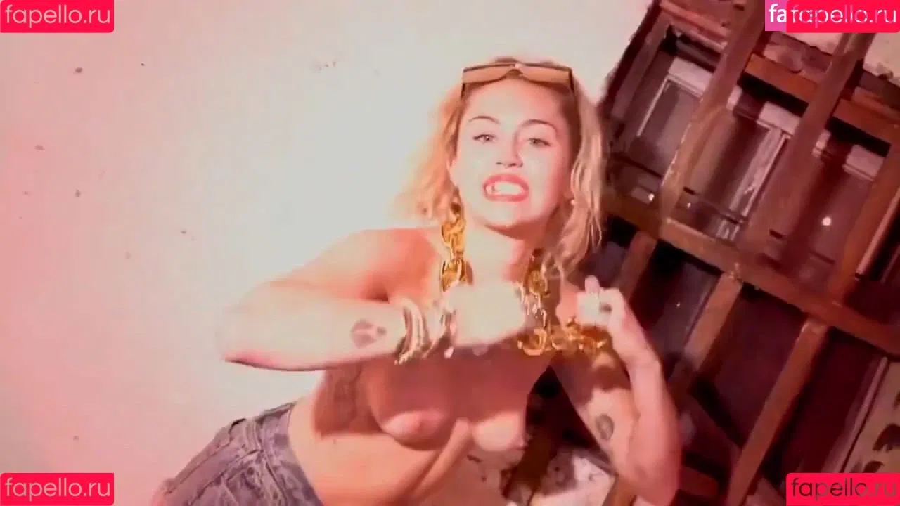 Miley Cyrus / MileyCyrus Onlyfans Photo Gallery 
