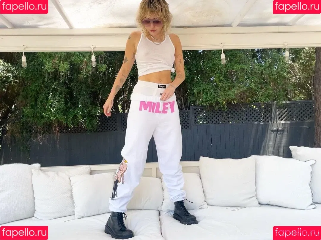 Miley Cyrus / MileyCyrus Onlyfans Photo Gallery 