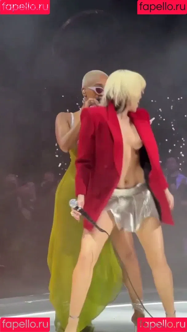 Miley Cyrus / MileyCyrus Onlyfans Photo Gallery 