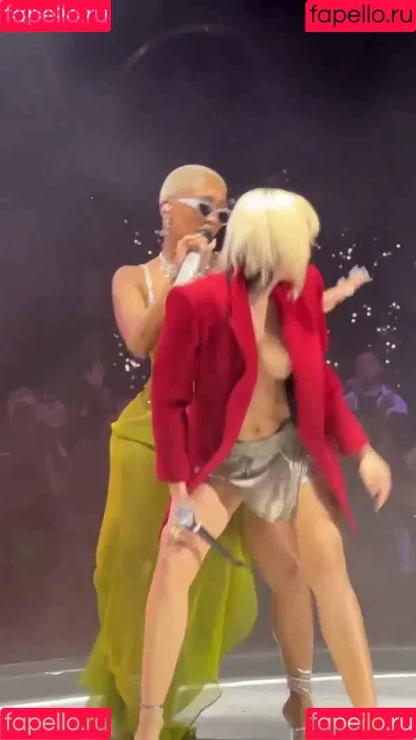 Miley Cyrus / MileyCyrus Onlyfans Photo Gallery 