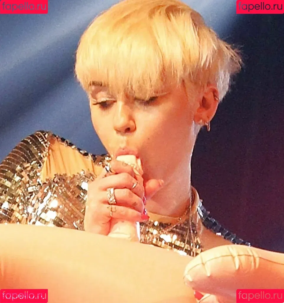 Miley Cyrus / MileyCyrus Onlyfans Photo Gallery 
