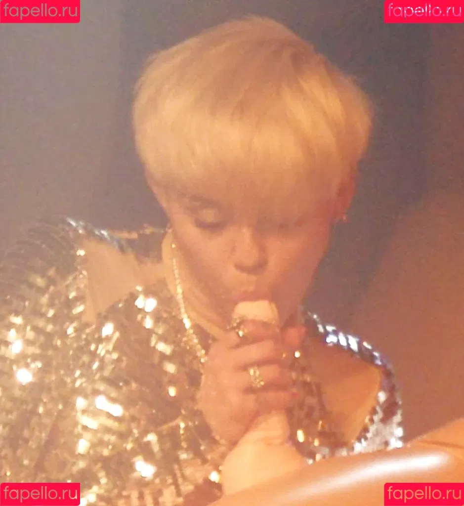 Miley Cyrus / MileyCyrus Onlyfans Photo Gallery 