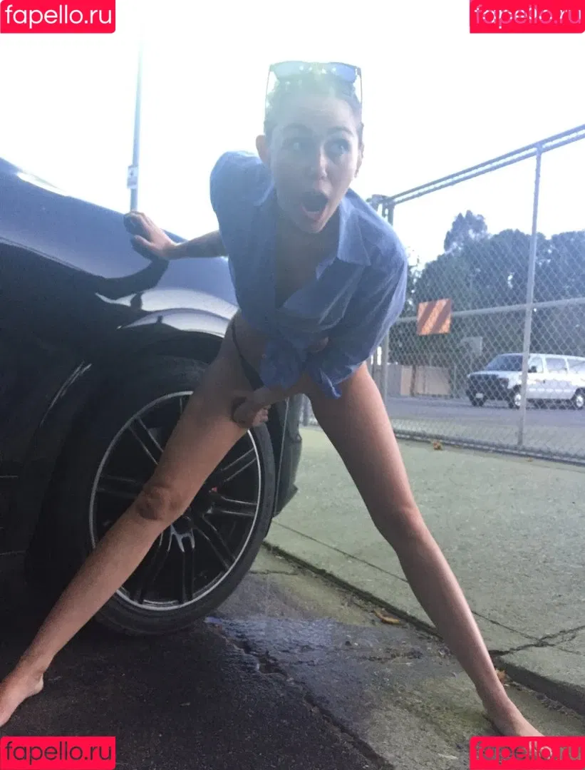 Miley Cyrus / MileyCyrus Onlyfans Photo Gallery 