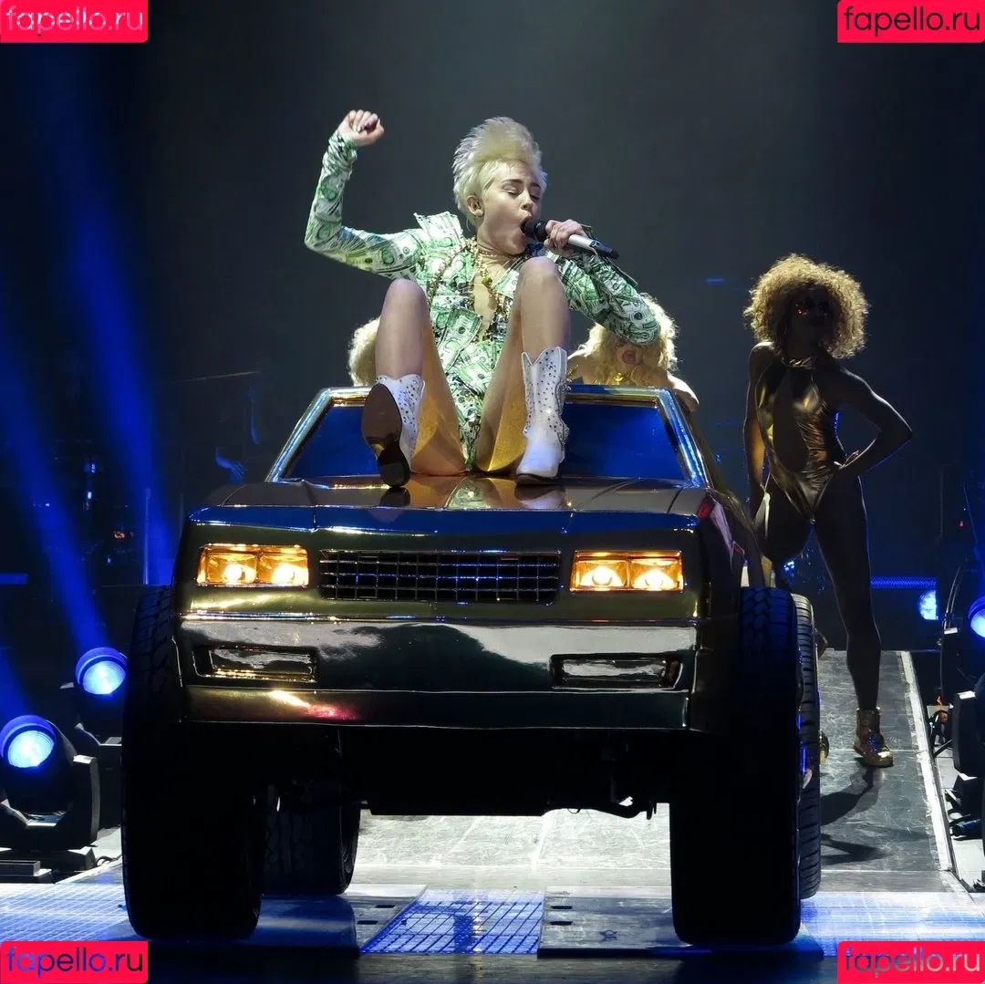 Miley Cyrus / MileyCyrus Onlyfans Photo Gallery 
