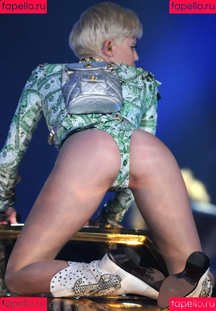 Miley Cyrus / MileyCyrus Onlyfans Photo Gallery 
