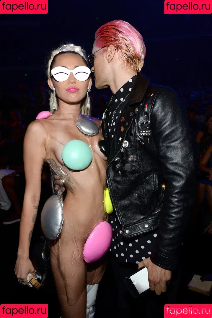 Miley Cyrus / MileyCyrus Onlyfans Photo Gallery 