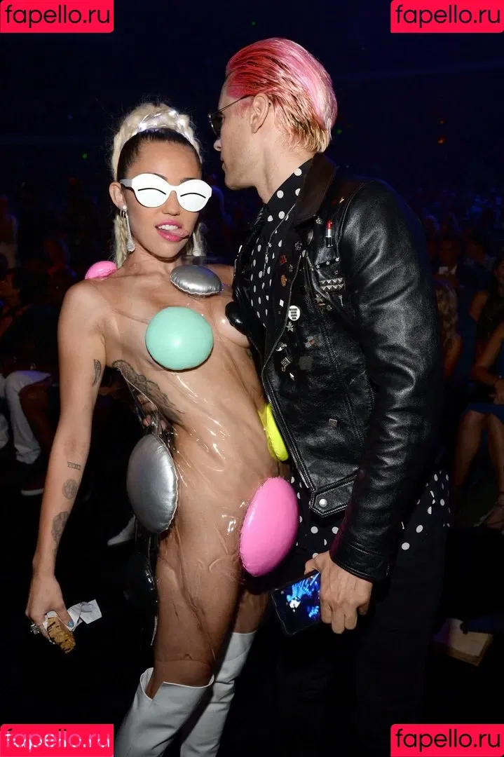 Miley Cyrus / MileyCyrus Onlyfans Photo Gallery 