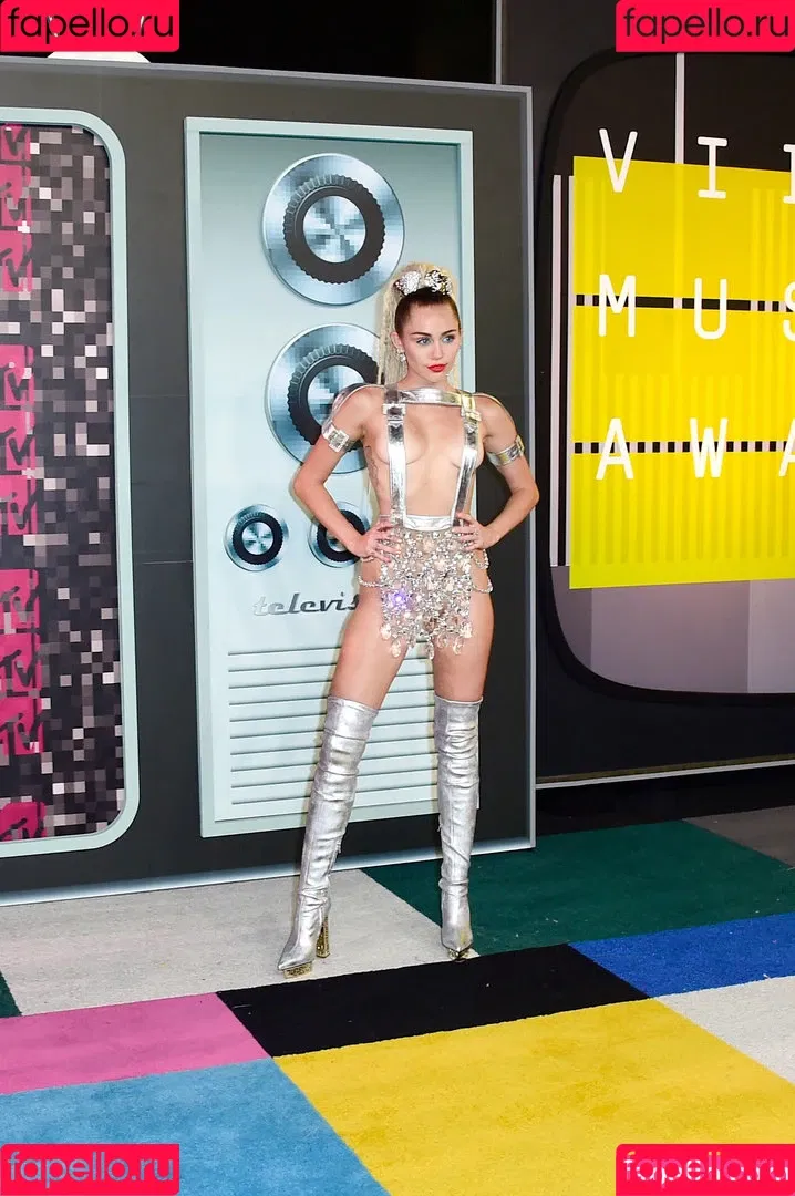Miley Cyrus / MileyCyrus Onlyfans Photo Gallery 