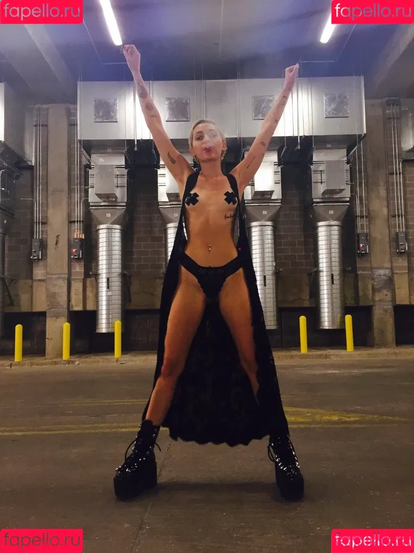 Miley Cyrus / MileyCyrus Onlyfans Photo Gallery 