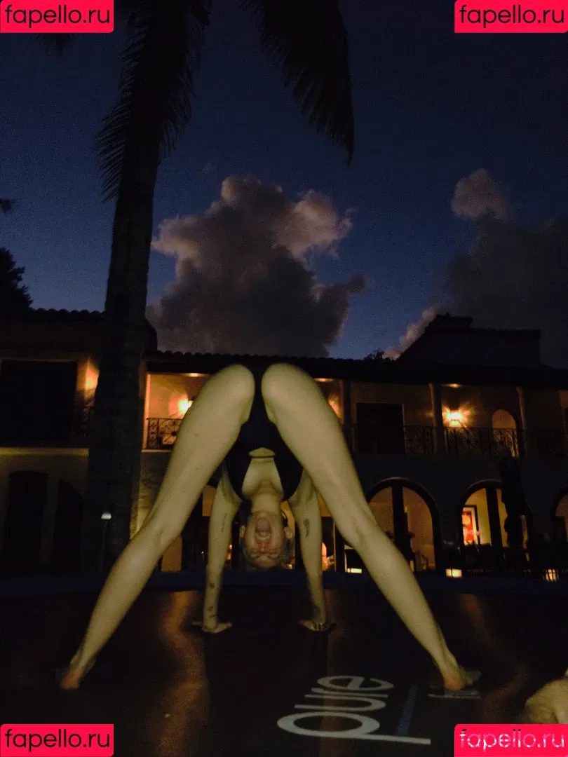 Miley Cyrus / MileyCyrus Onlyfans Photo Gallery 