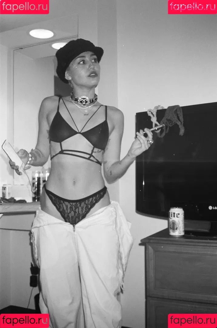 Miley Cyrus / MileyCyrus Onlyfans Photo Gallery 