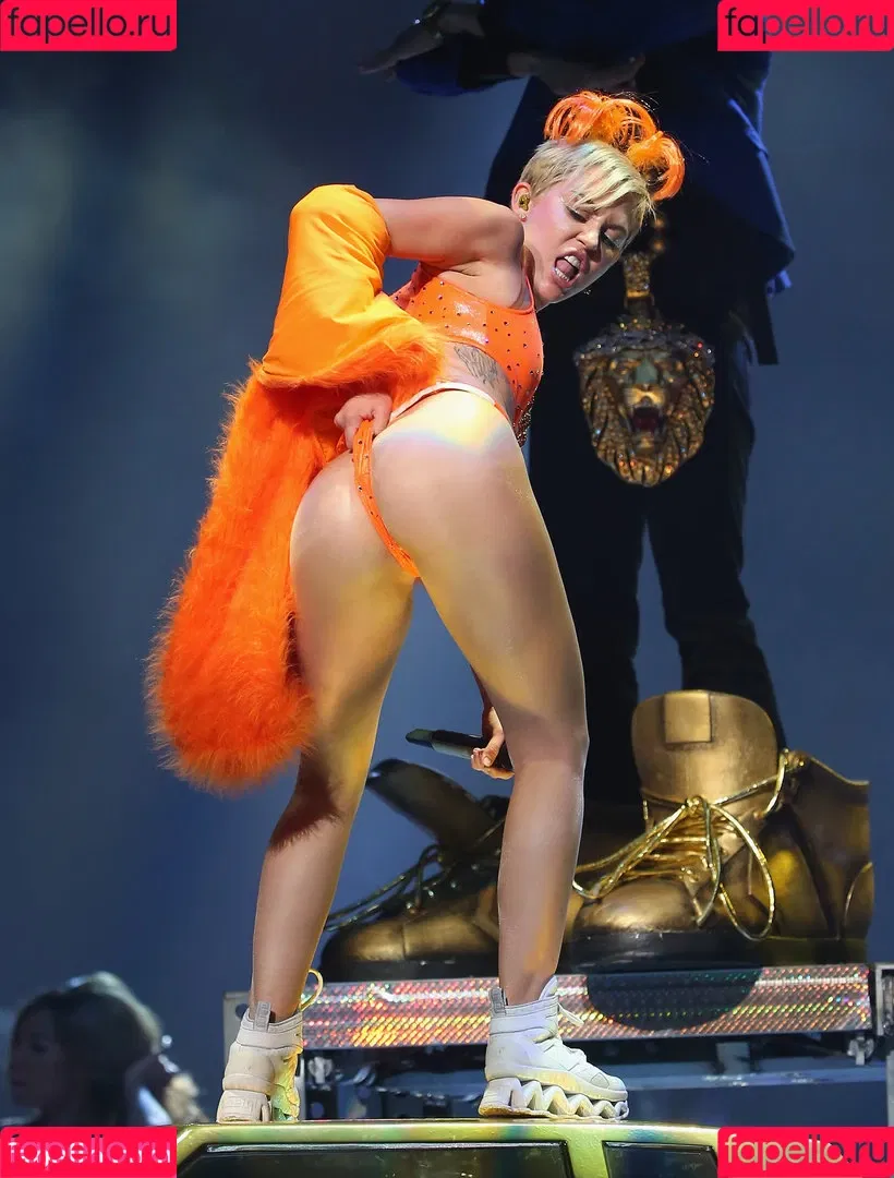 Miley Cyrus / MileyCyrus Onlyfans Photo Gallery 