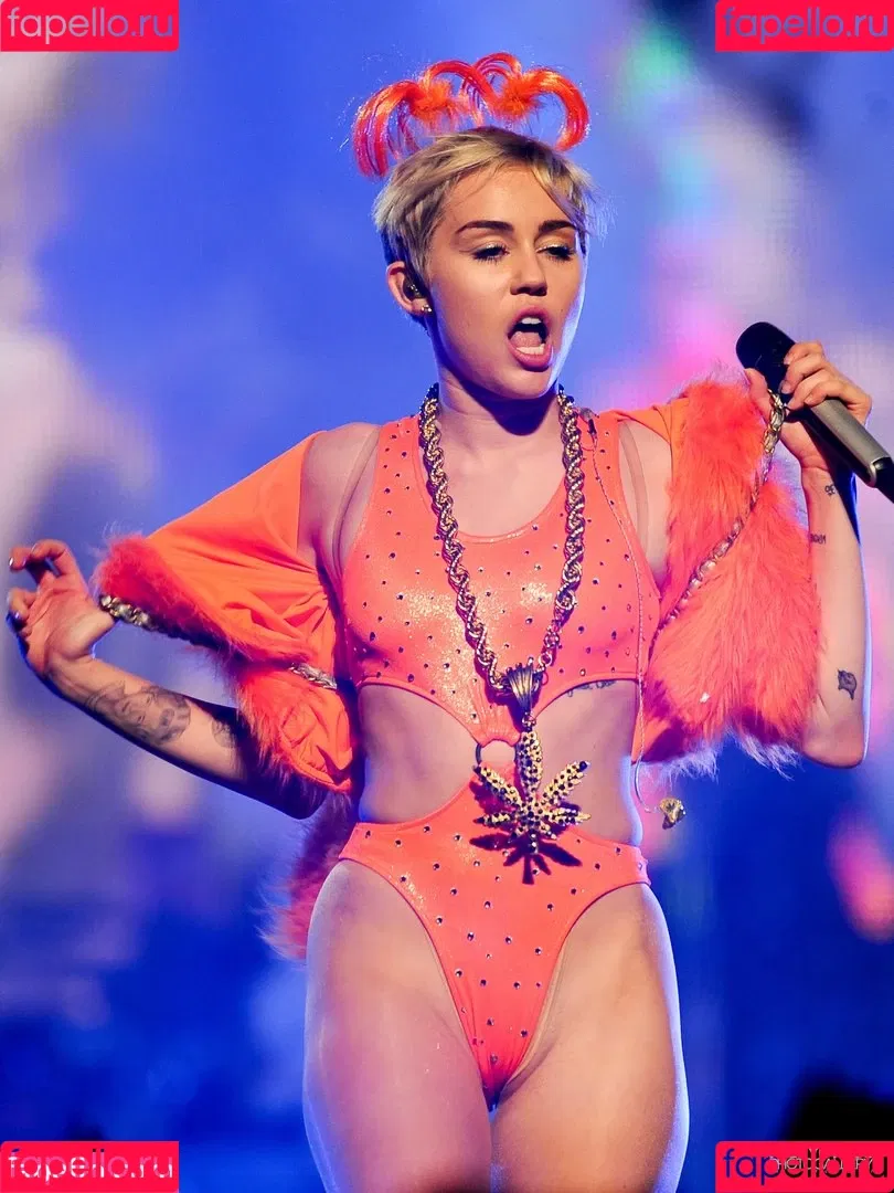 Miley Cyrus / MileyCyrus Onlyfans Photo Gallery 