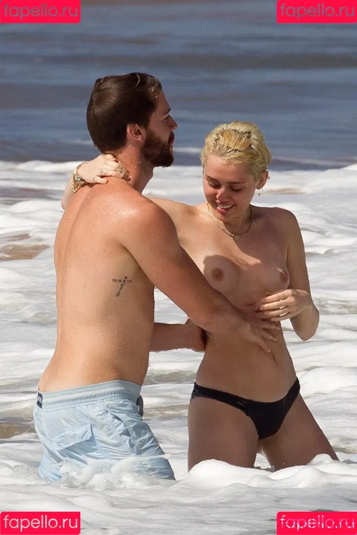 Miley Cyrus / MileyCyrus Onlyfans Photo Gallery 