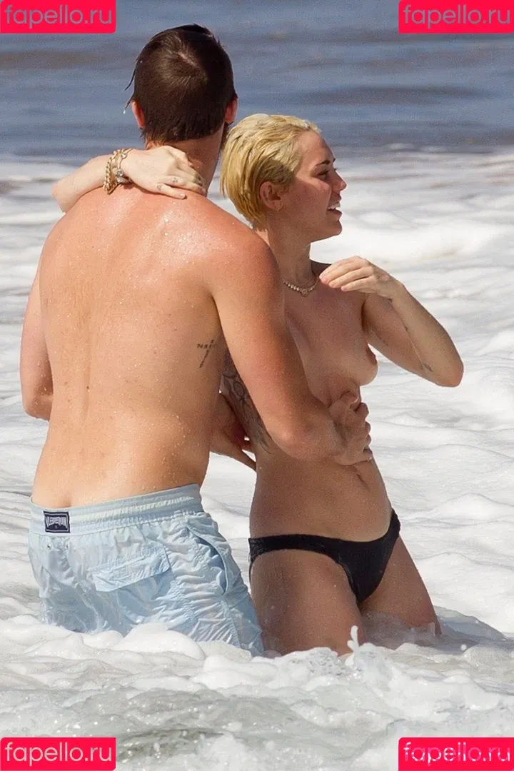 Miley Cyrus / MileyCyrus Onlyfans Photo Gallery 