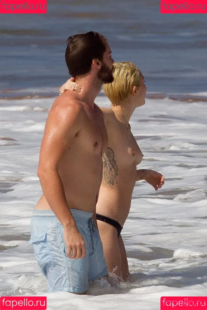 Miley Cyrus / MileyCyrus Onlyfans Photo Gallery 