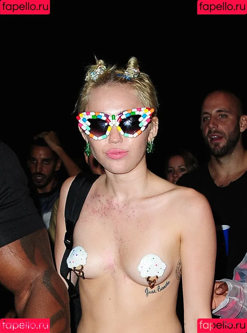 Miley Cyrus / MileyCyrus Onlyfans Photo Gallery 
