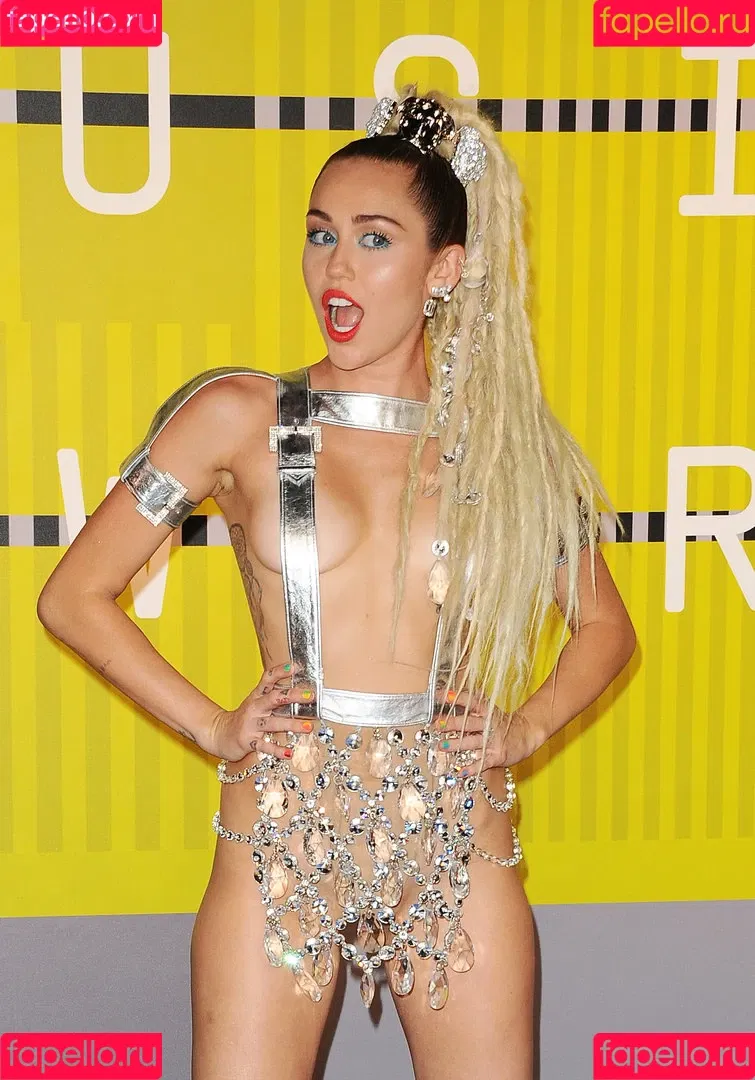 Miley Cyrus / MileyCyrus Onlyfans Photo Gallery 