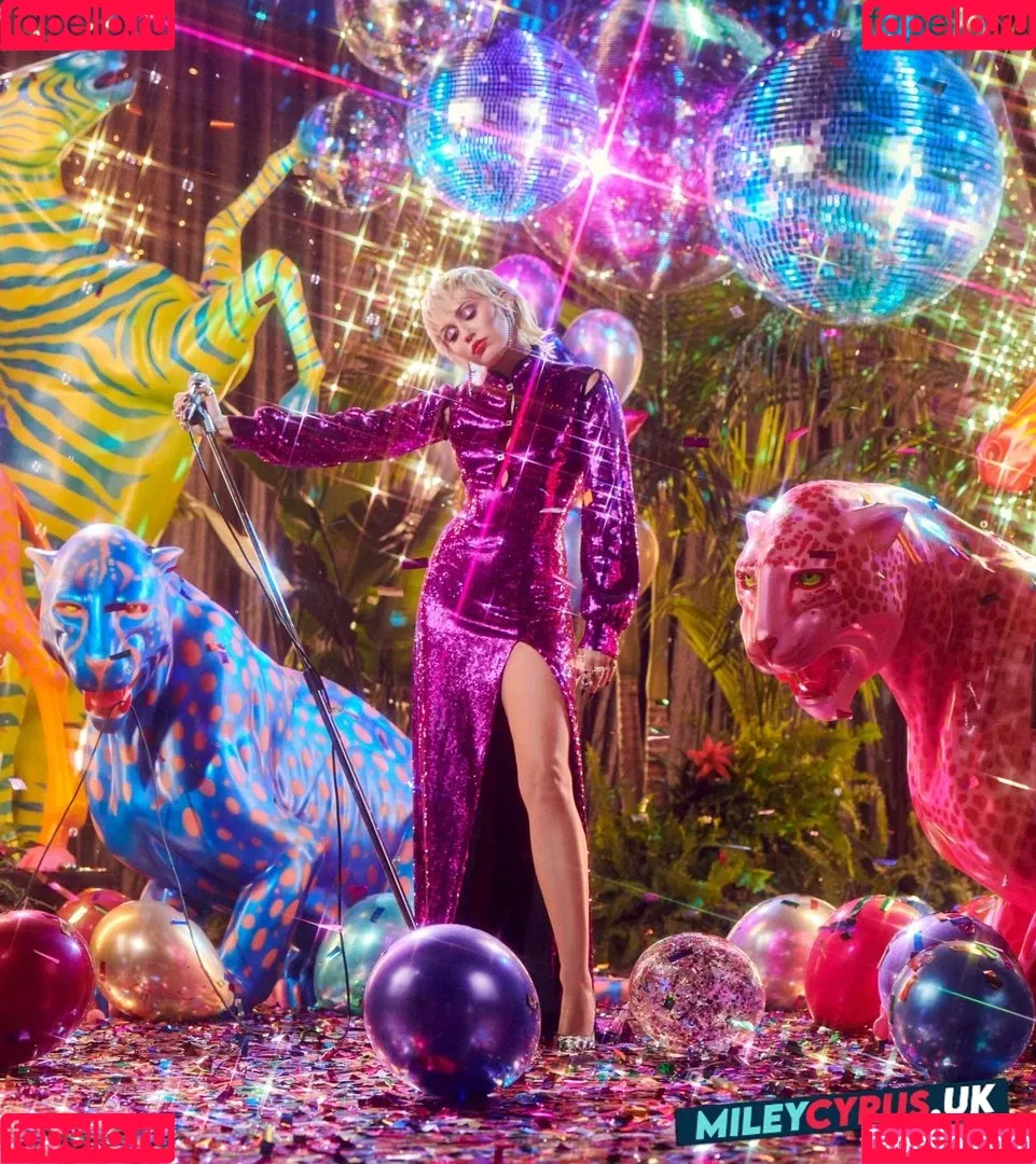 Miley Cyrus / MileyCyrus Onlyfans Photo Gallery 