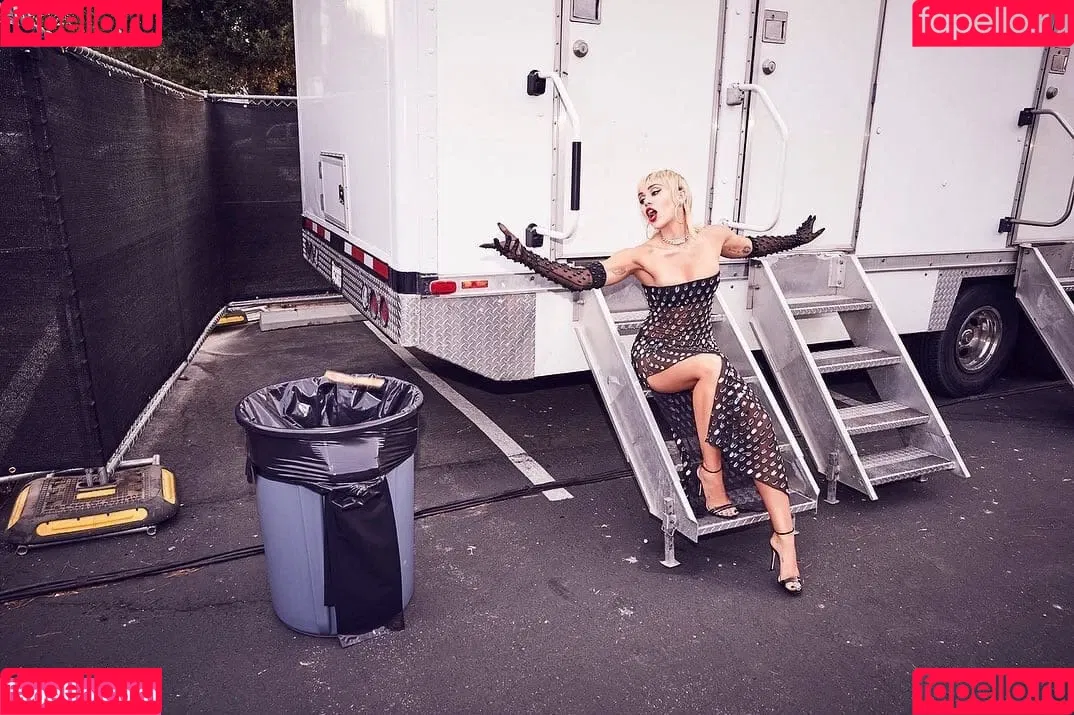 Miley Cyrus / MileyCyrus Onlyfans Photo Gallery 