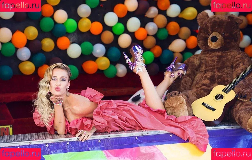 Miley Cyrus / MileyCyrus Onlyfans Photo Gallery 