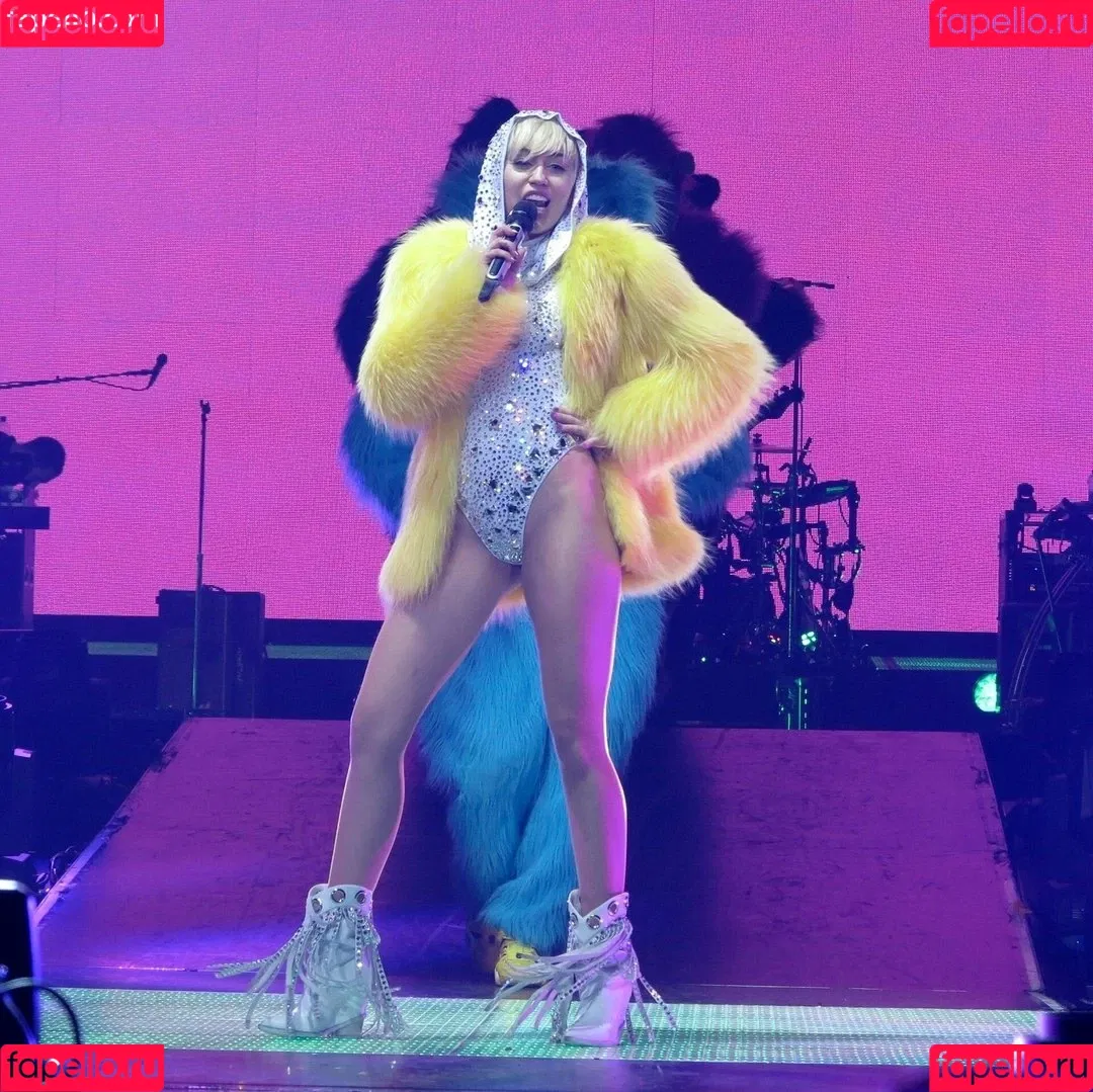 Miley Cyrus / MileyCyrus Onlyfans Photo Gallery 