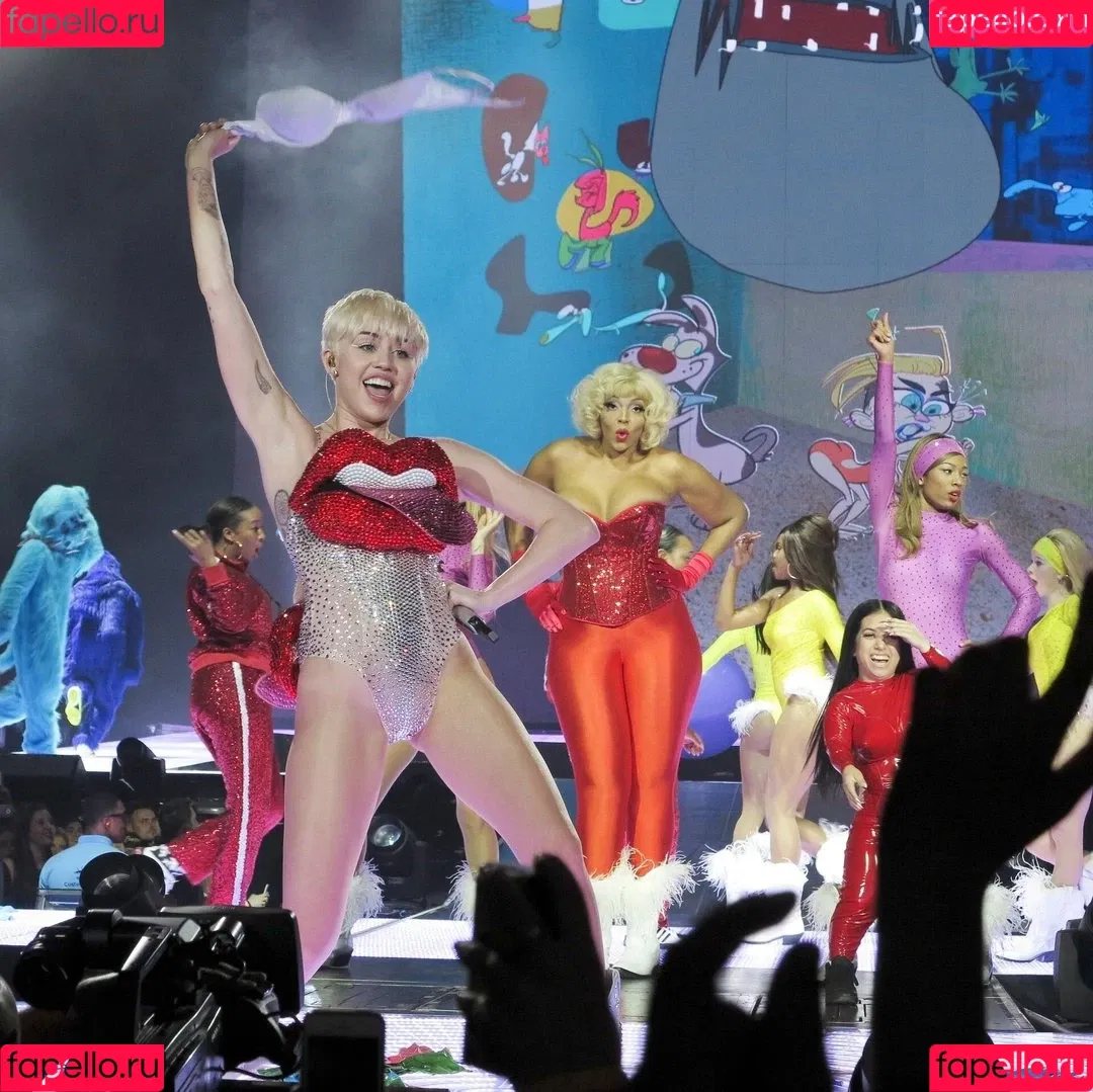 Miley Cyrus / MileyCyrus Onlyfans Photo Gallery 