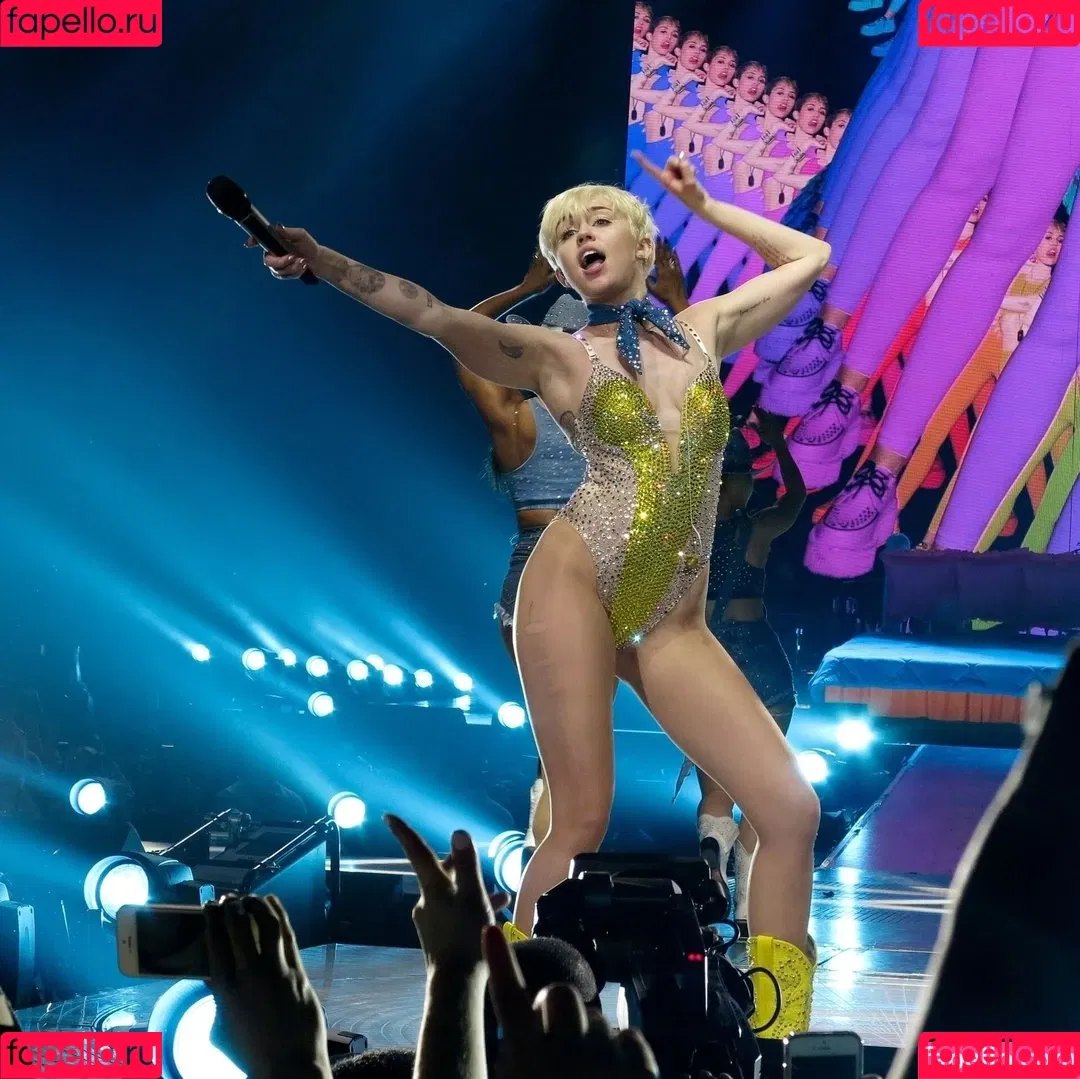 Miley Cyrus / MileyCyrus Onlyfans Photo Gallery 
