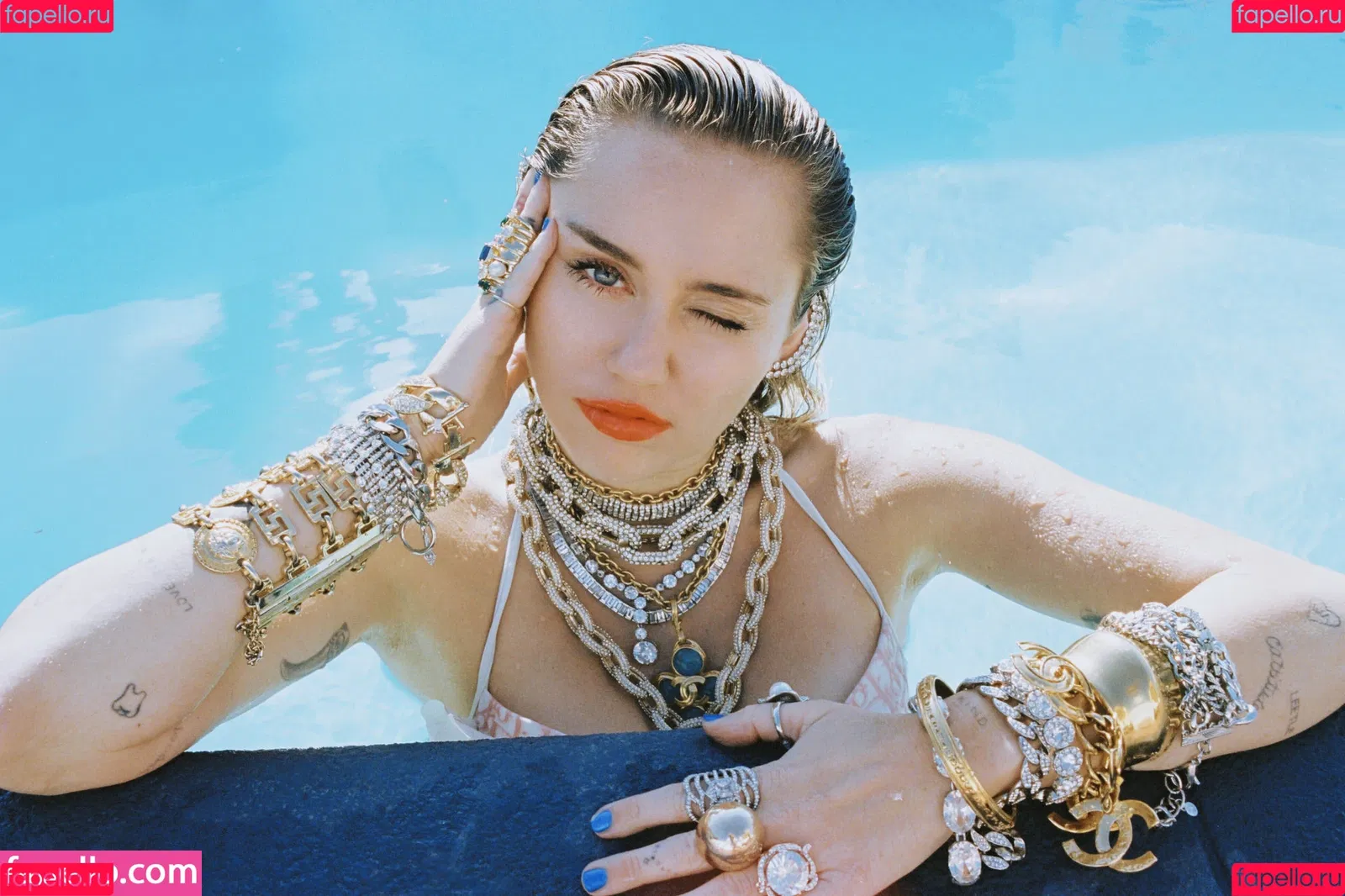Miley Cyrus / MileyCyrus Onlyfans Photo Gallery 