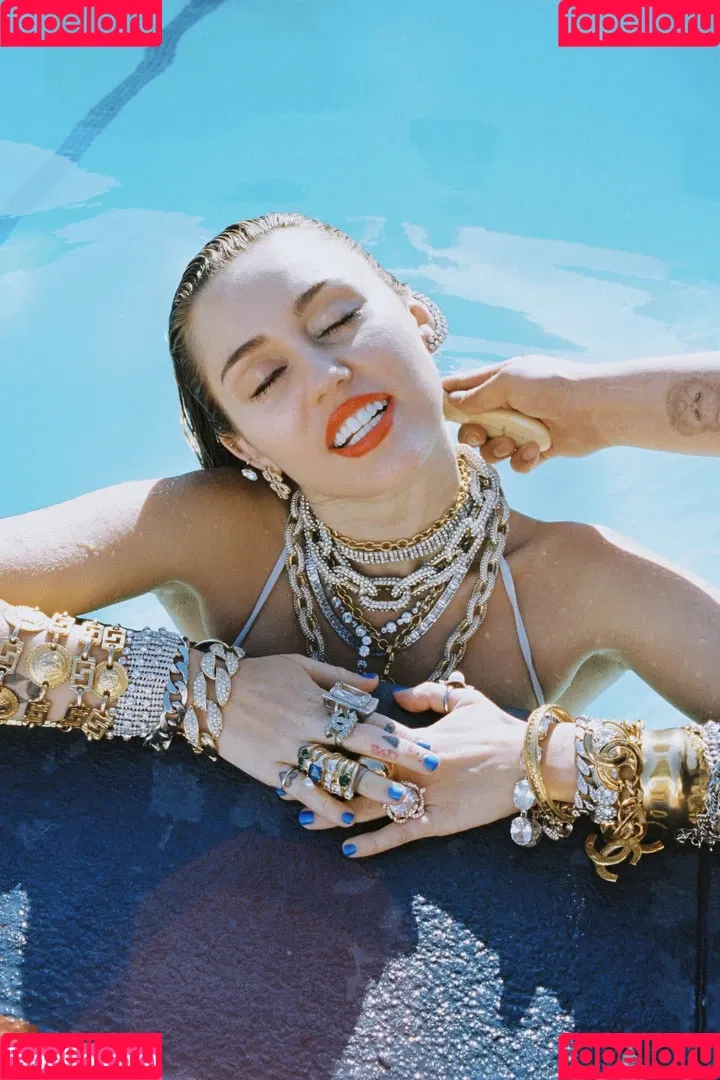 Miley Cyrus / MileyCyrus Onlyfans Photo Gallery 